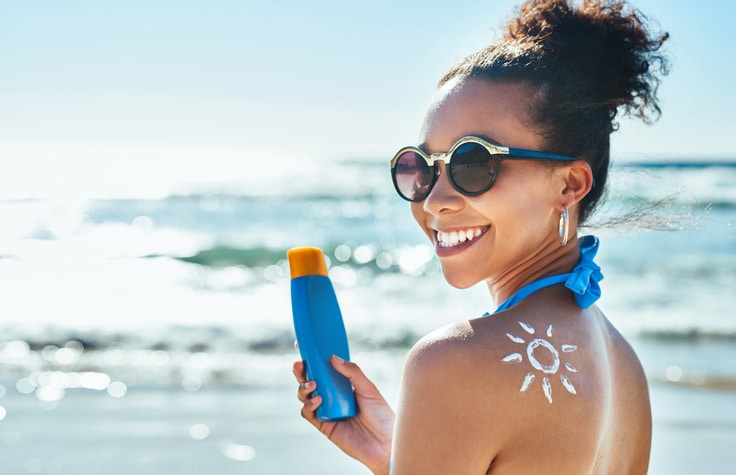 woman-applying-sunscreen